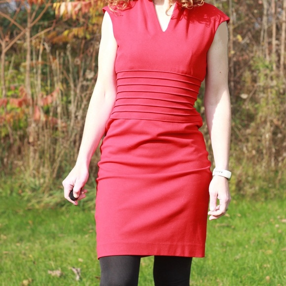 Form fitting stretchy red dress - Picture 6 of 6